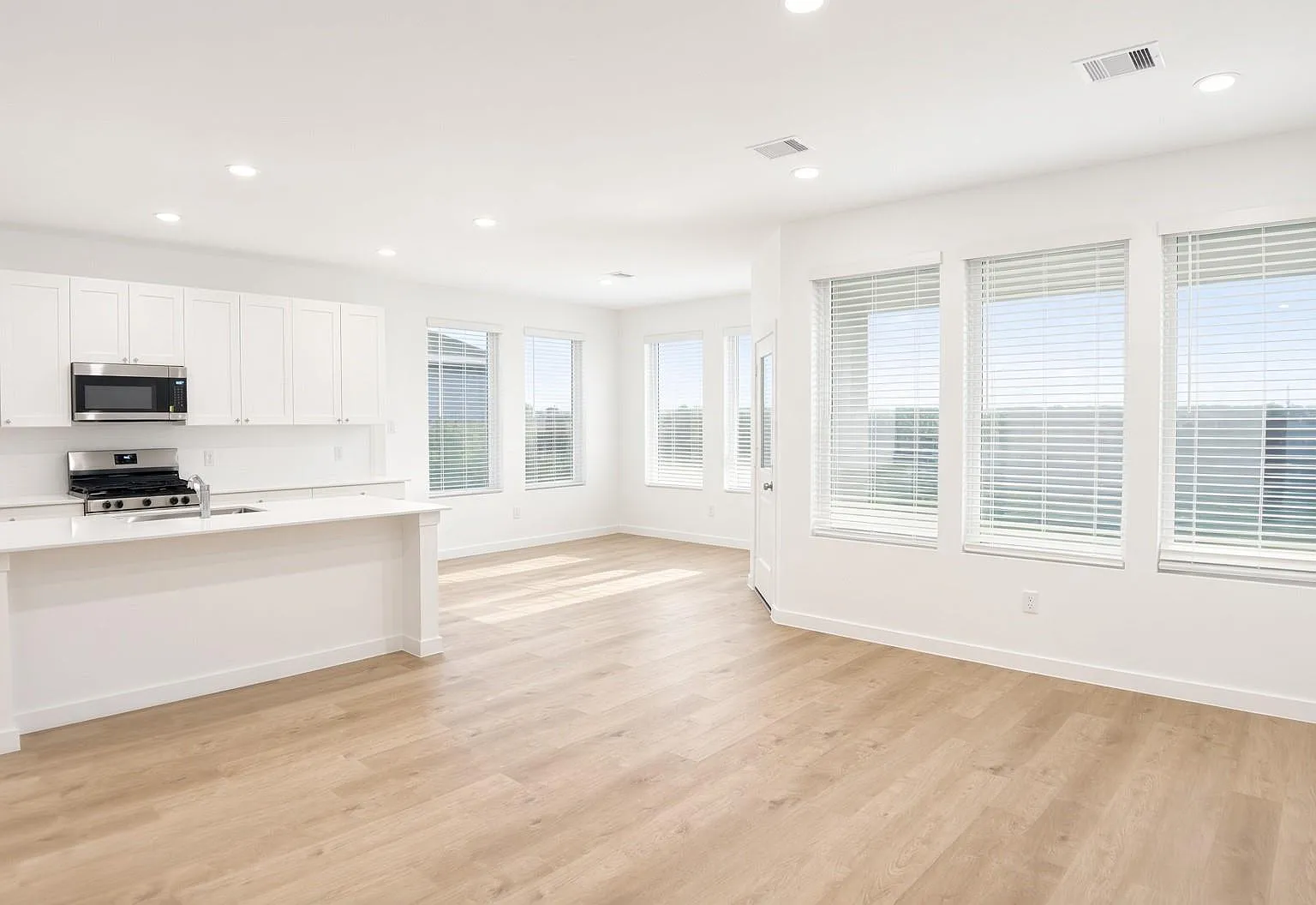 3 bed, 2.0 bath, 1627 sqft, $2,200 — Photo 4