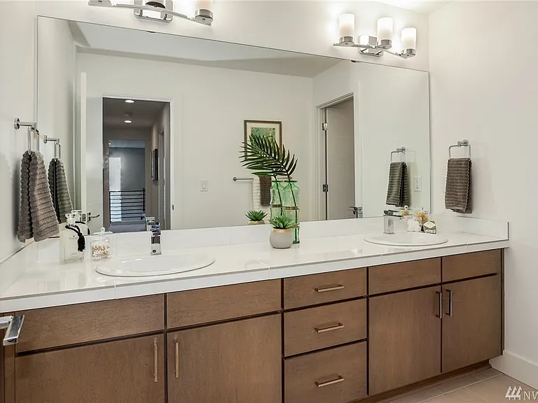 2nd bathroom on top floor