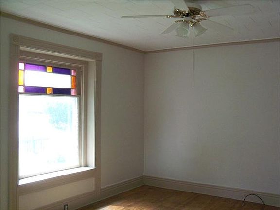 5th image of 226 E Elm St