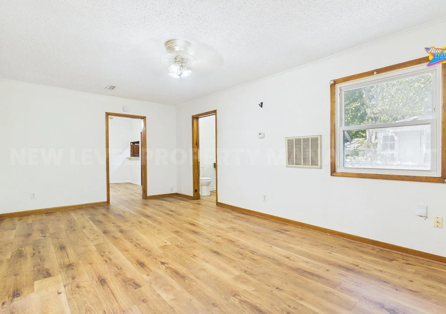 323 N Elizabeth St — Photo 3