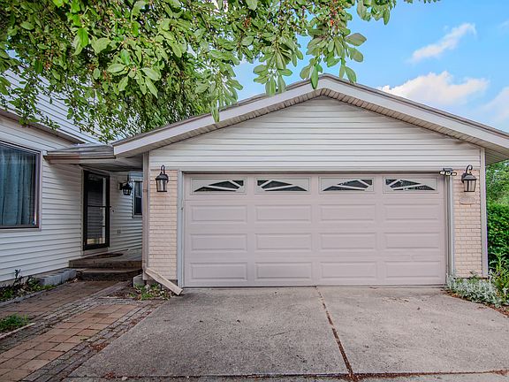 3rd image of 1325 Chartwell Carriage Way S