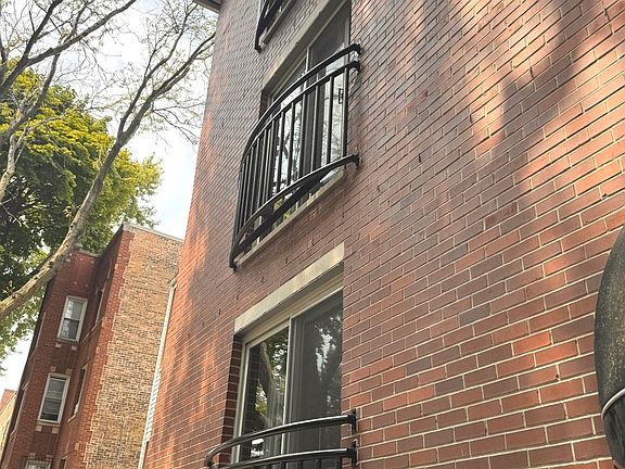 2nd image of 1942 W Melrose St