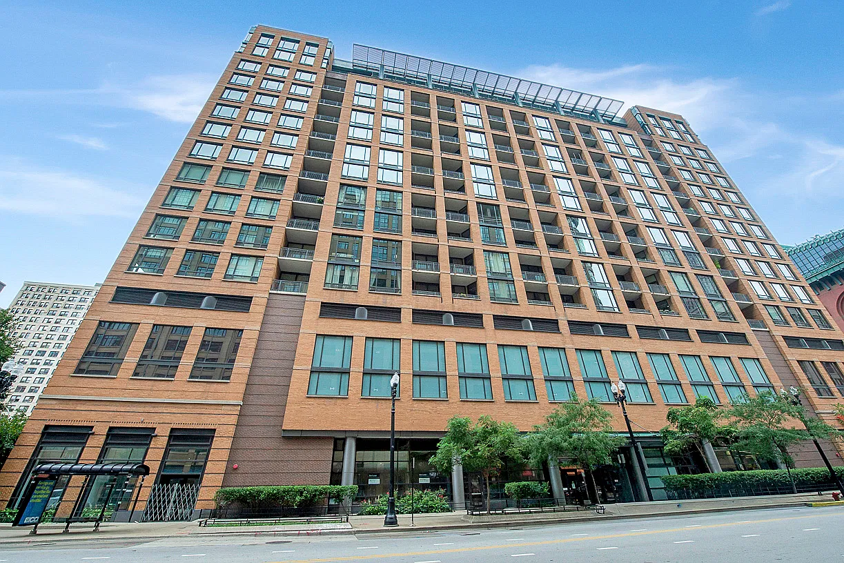 Large 1BR/1BA loft in Printer's Row — Photo 1