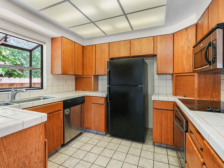 2340 Park Ave — Photo 5