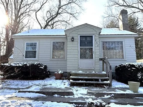 212 Farnum Pike, Smithfield, RI 02917