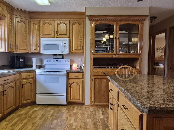 3rd image of 837 13th St E