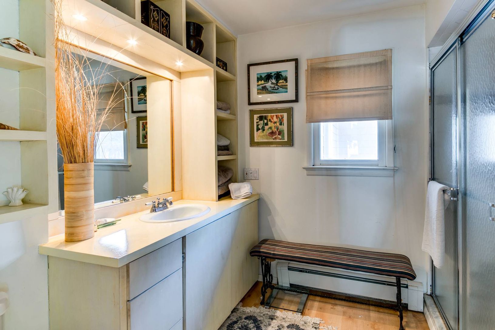  Guest bedroom en -suite bathroom