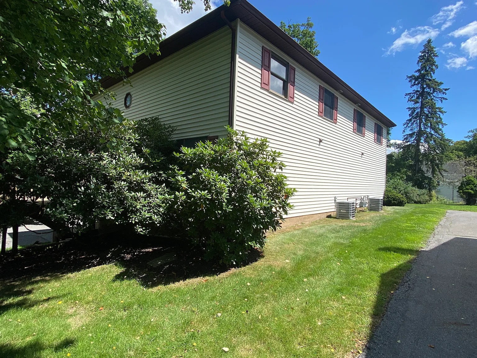 3 bed, 2.5 bath, 2000 sqft, $1,900 — Photo 2