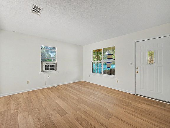 2nd image of 2811 Newcastle Ln