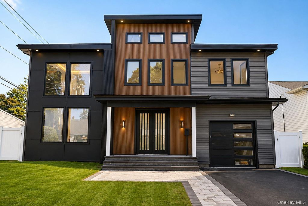 5-bedroom house for sale in Levittown