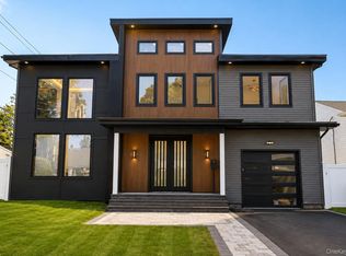 23 Mistletoe Ln, Levittown, NY 11756