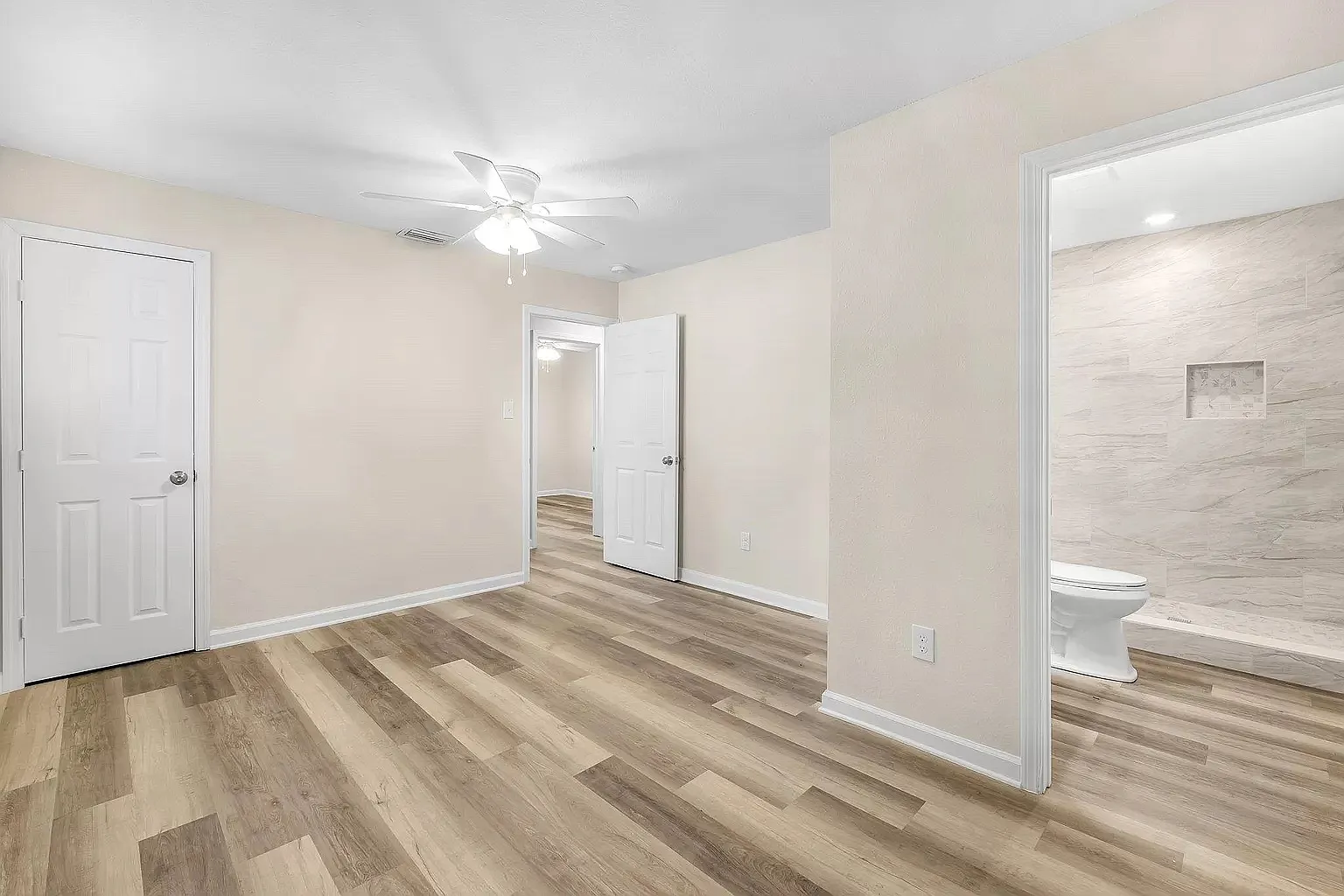 3 bed, 1000 sqft, $1,600 — Photo 2