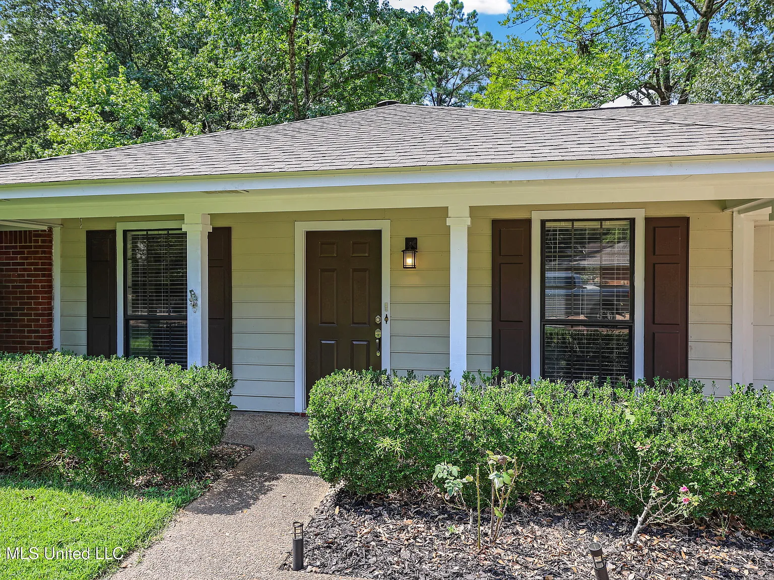 3 bed, 2.0 bath, 1370 sqft, $2,000 — Photo 2