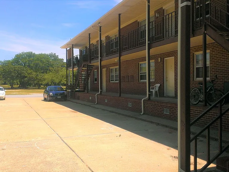 Bay Oaks Park Apartments — Photo 6