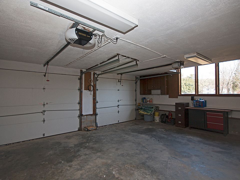 2nd image of 401 Brittain Ln