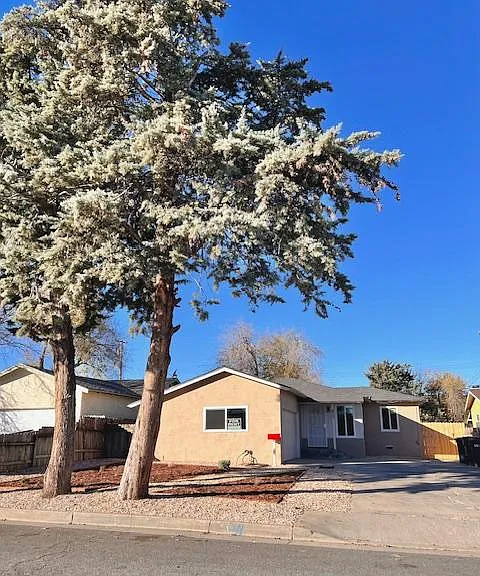813 Oakwood St — Photo 2