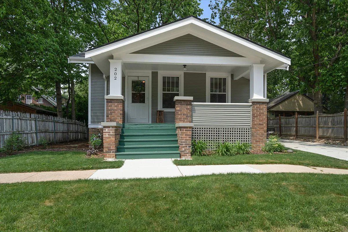 202 Florence Ave photo 1
