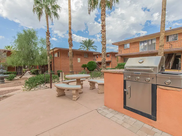 Country Club Apartments — Photo 19