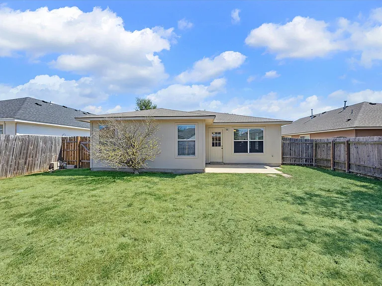 108 Loryn Dr — Photo 2