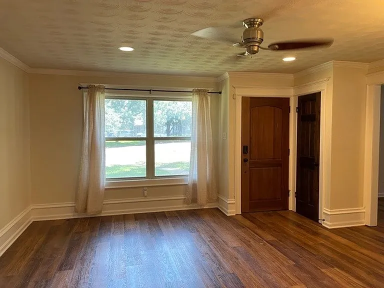 5719 Fairview Dr — Photo 2