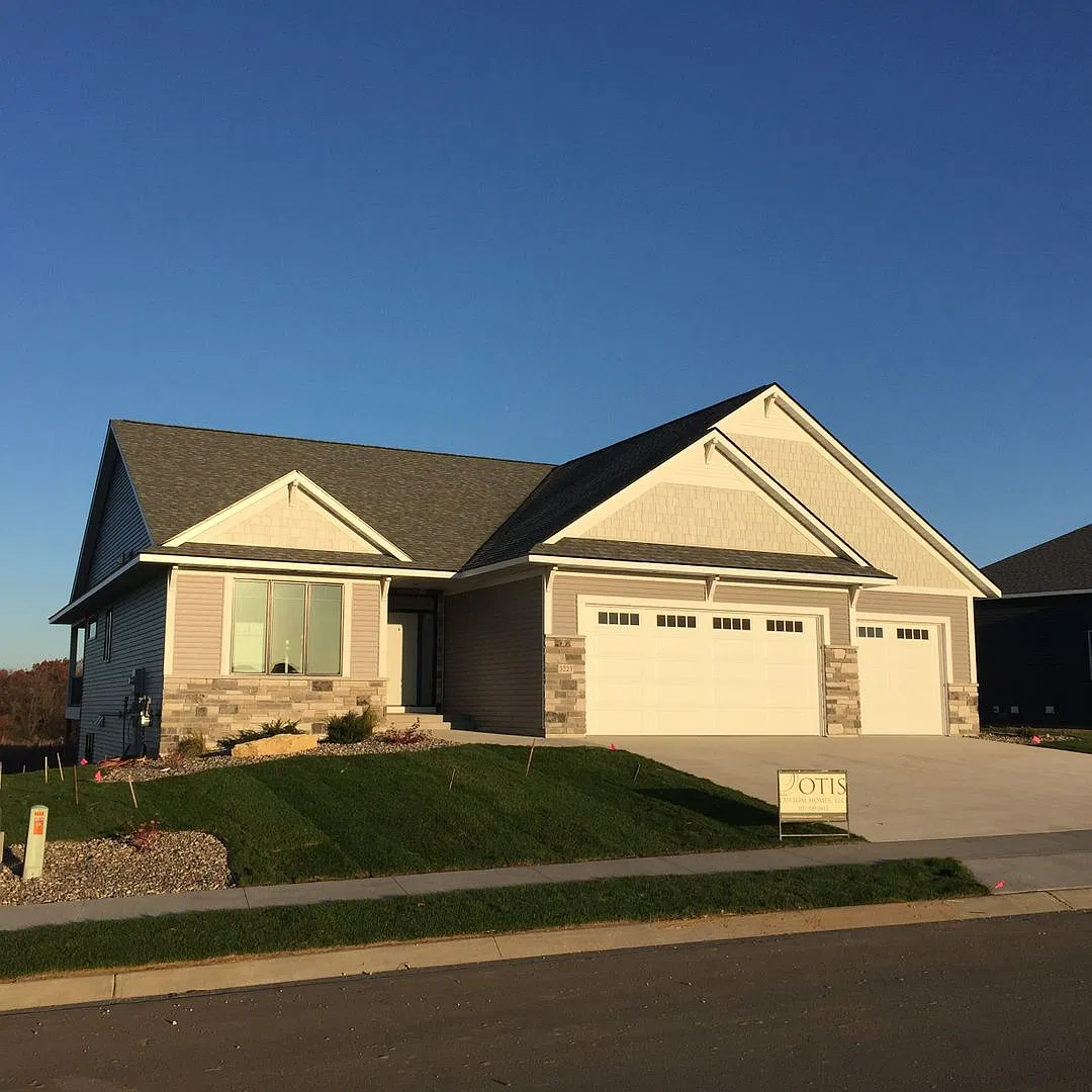 Luxury Home in Peaceful Setting — Photo 1