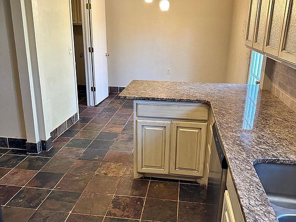 5th image of 1707 Dakota St
