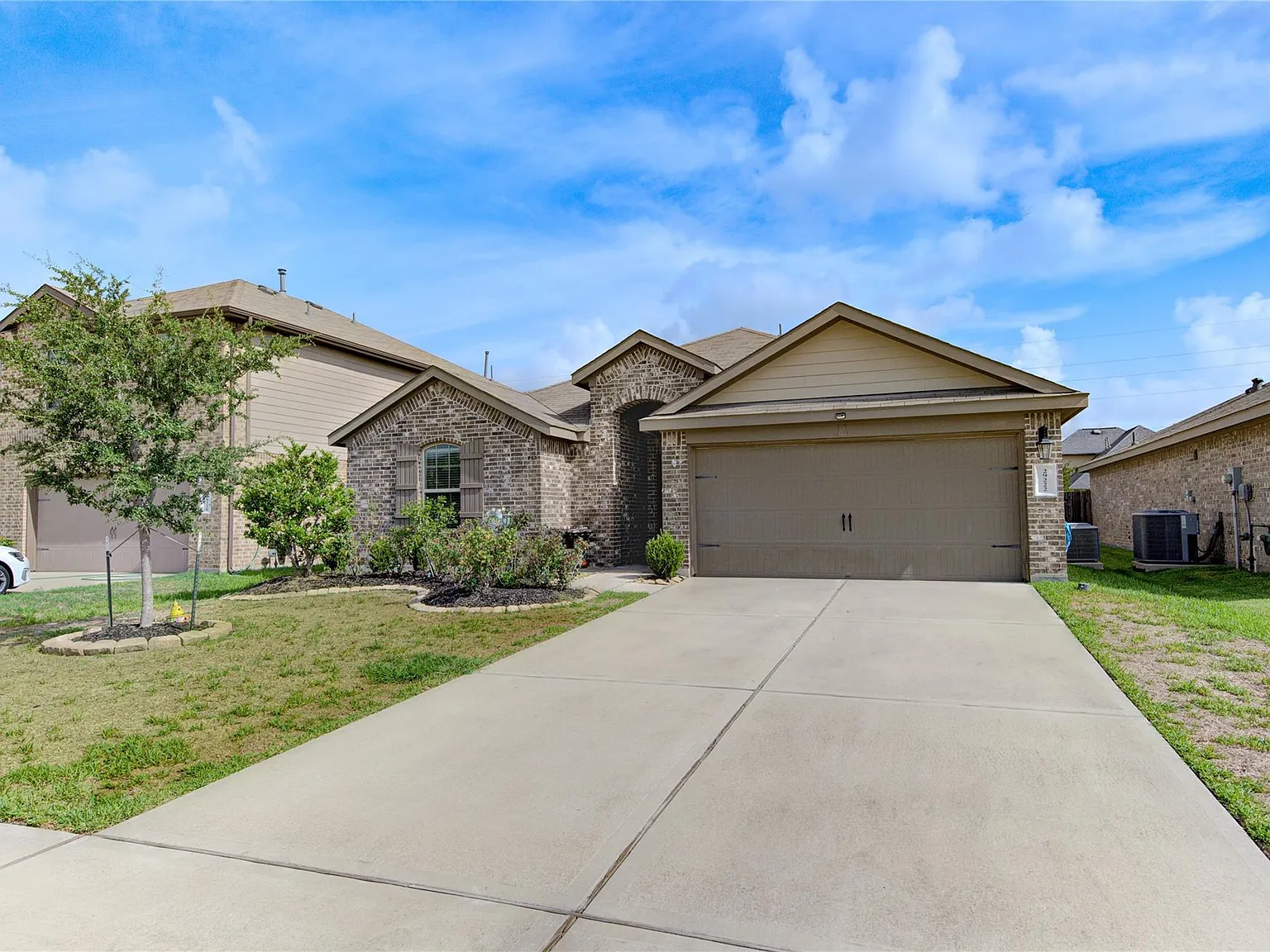 4 bed, 2.0 bath, 2094 sqft, $2,200 — Photo 1