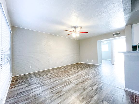 3rd image of 950 W Kiest Blvd