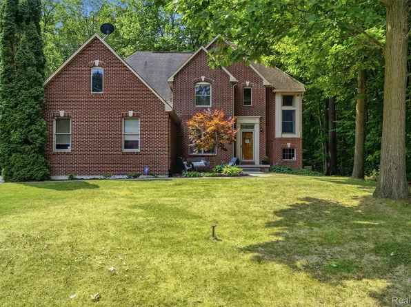 9293 Oakview Dr, Swartz Creek, MI 48473