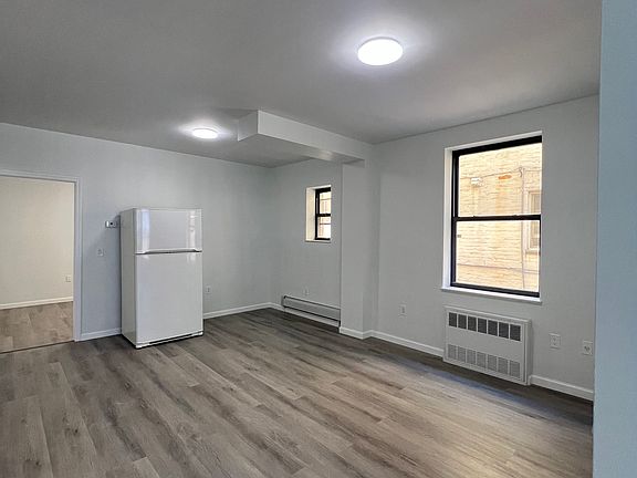 4th image of 1548 W 8th St #1R