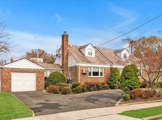 35 Surrey Ln, Valley Stream, NY 11580