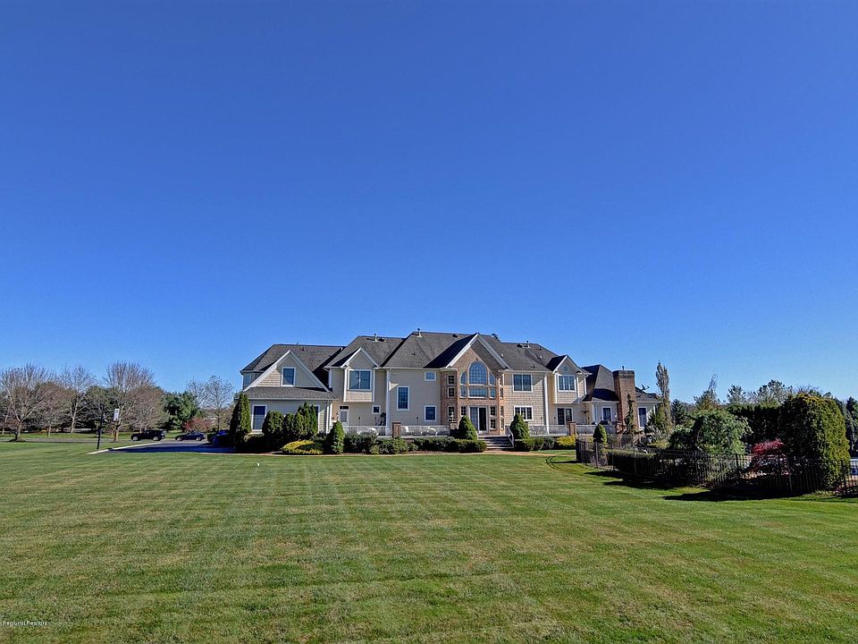 2nd image of 2 Bretwood Dr N