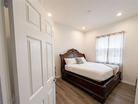 4th image of 3935 10th AVE NE