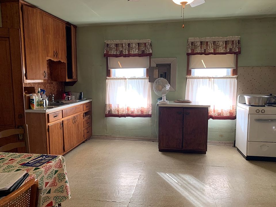 2nd image of 826 W 12th St