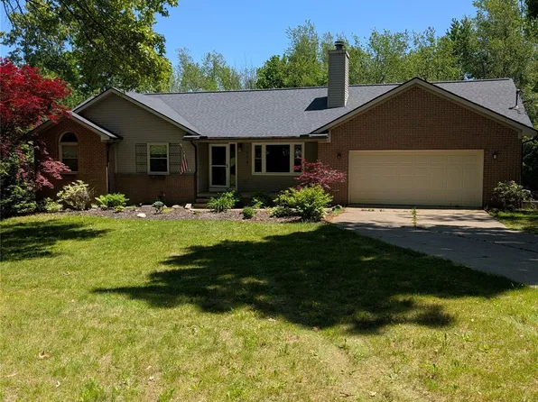 1996 Triangle Lake Rd, Howell, MI 48843
