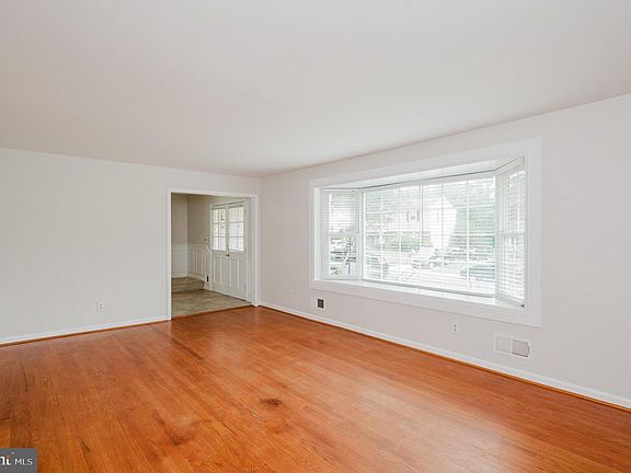 5th image of 4 Old Spring Ct