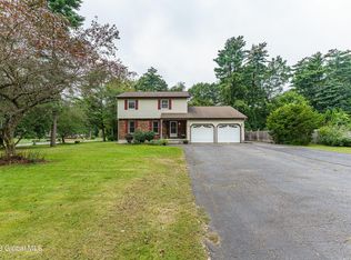 1 Cranberry Ln, Clifton Park, NY 12065