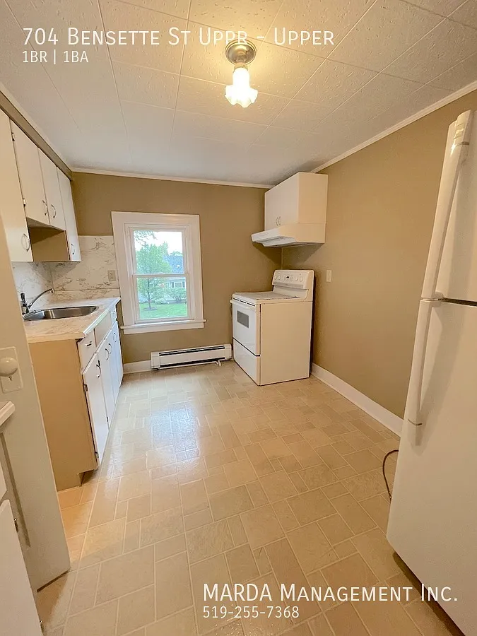 Spacious 1+1 Bed/1 Bath Upper Apt + Hydro! — Photo 3
