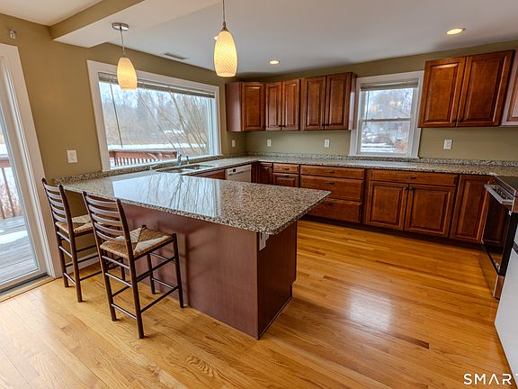 4th image of 135 Middlesex Avenue