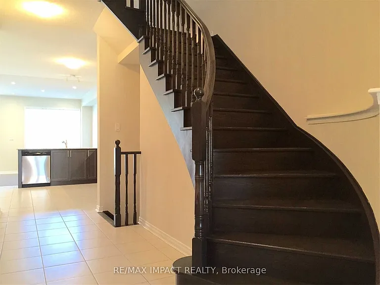 20 Rimrock Cres — Photo 3