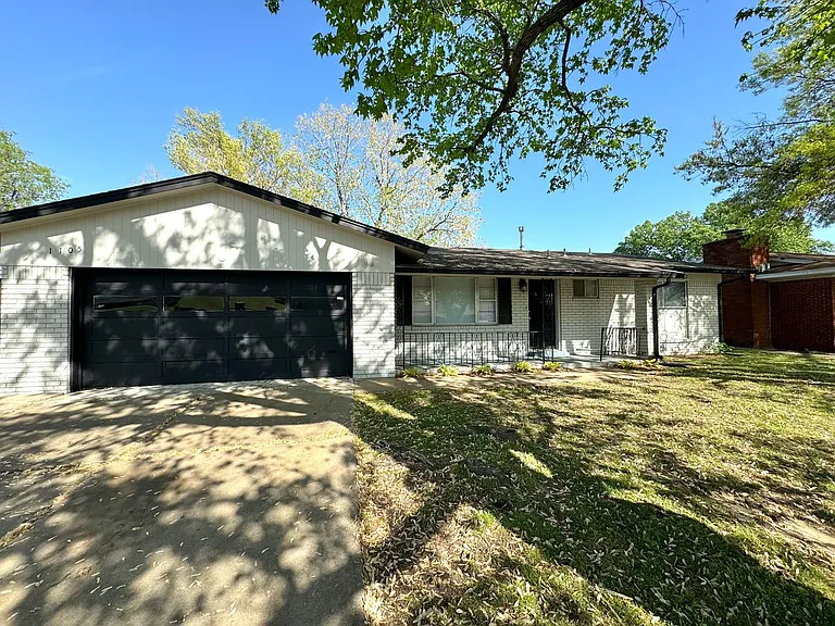 1105 N Fern Ave — Photo 2