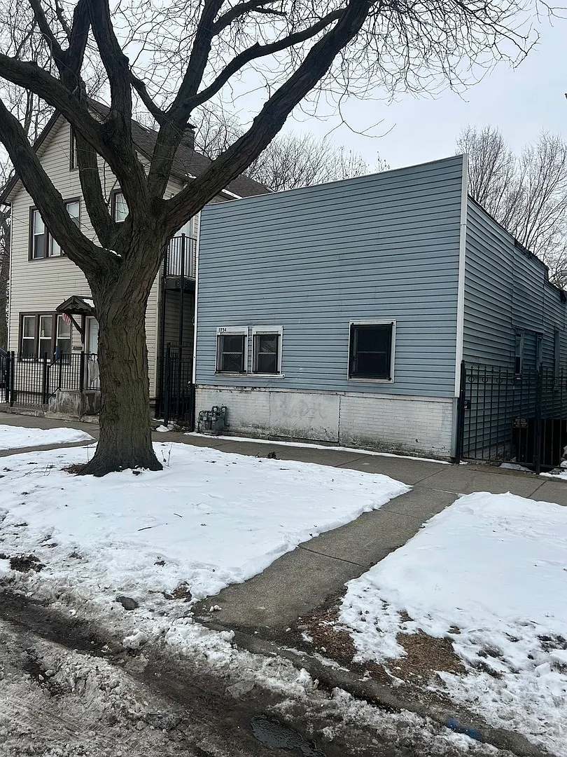 8752 S Exchange Ave photo 1