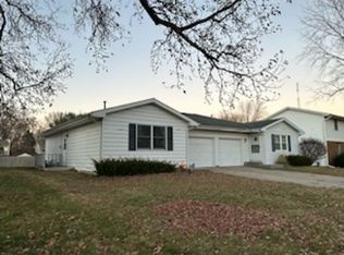 819 Deerfield Rd, Chatham, IL 62629