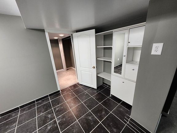 5th image of 434 Willow Cres