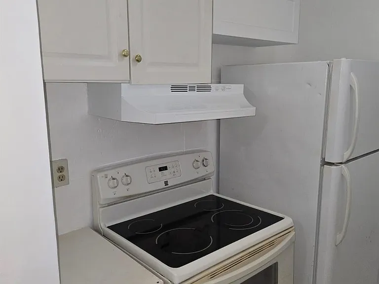 230 SW 11th Ave #17 — Photo 1