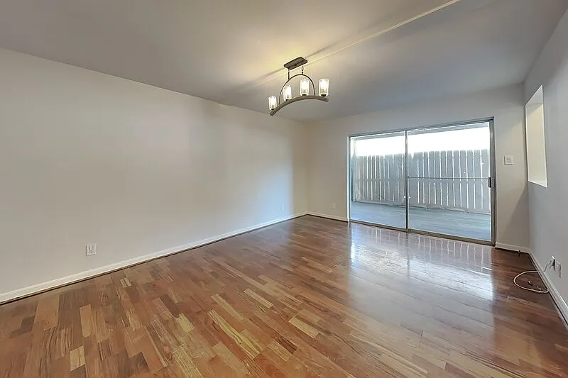 2 bed, 2.0 bath, 948 sqft, $2,200 — Photo 2