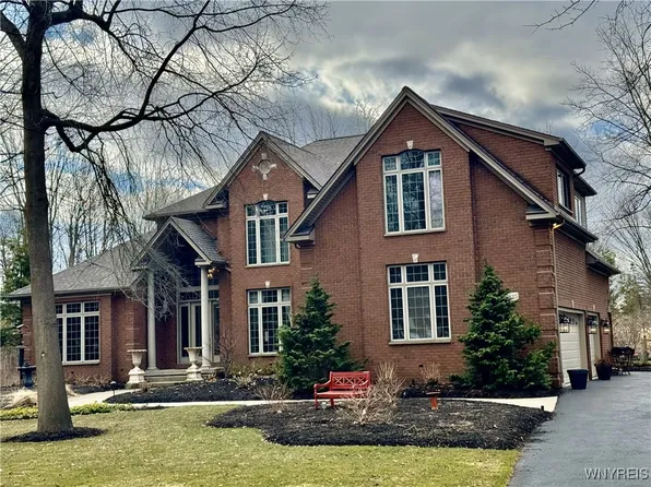 8825 Cambridge Ct, East Amherst, NY 14051