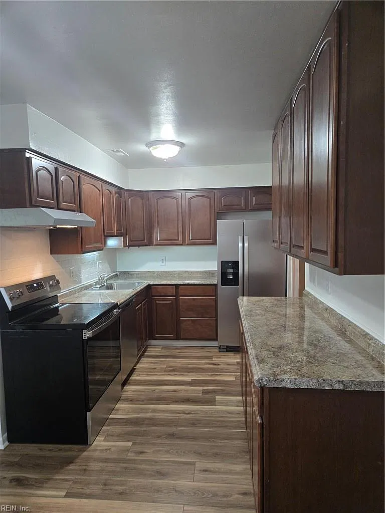 3 bed, 1.5 bath, 1200 sqft, $1,700 — Photo 2
