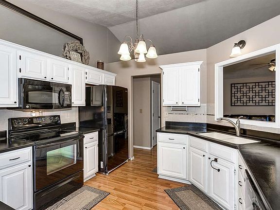 4th image of 2503 N Woodlawn Blvd