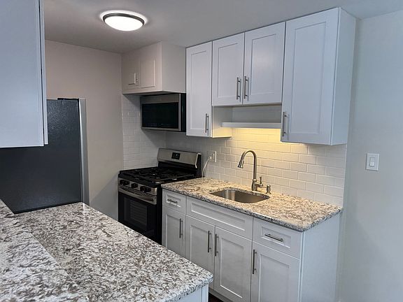 2nd image of 5009 Nob Hill Dr #8